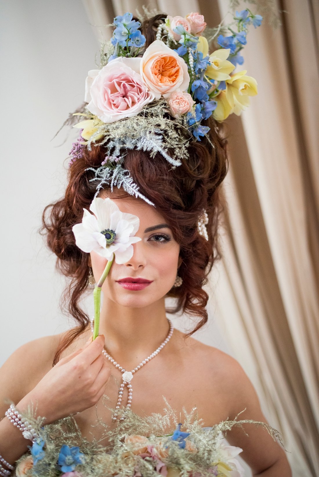 boudoir-fotoshoot-met-veel-bloemen-breda