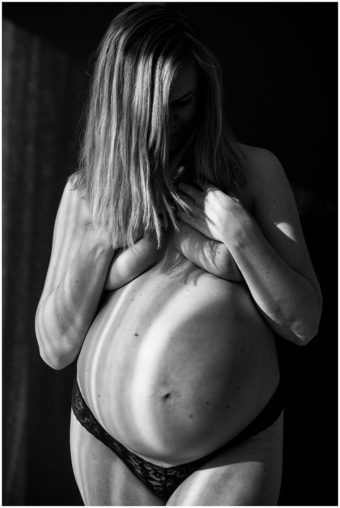 zwangerschaps-fotoshoot-zwart-wit-portret