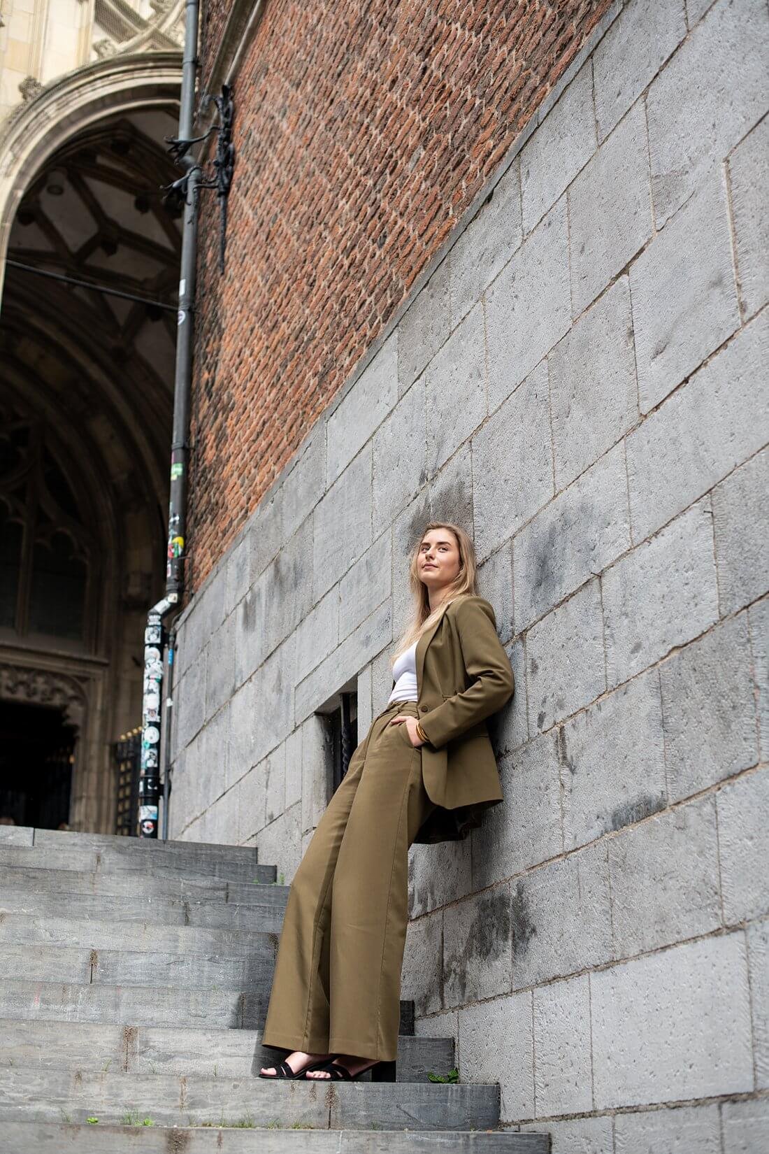 Editorial personal branding portret van onderneemster Sarah in een groen pak bij de Stevenskerk Nijmegen.
