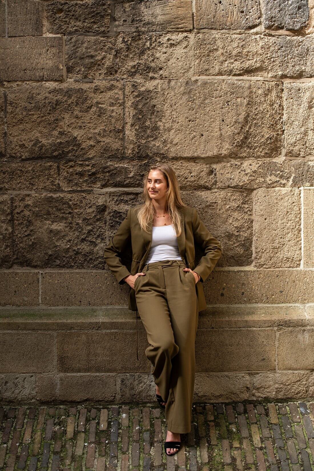 Portret van Sarah met een stijlvol schaduwspel op de achtergrond bij de Stevenskerk.