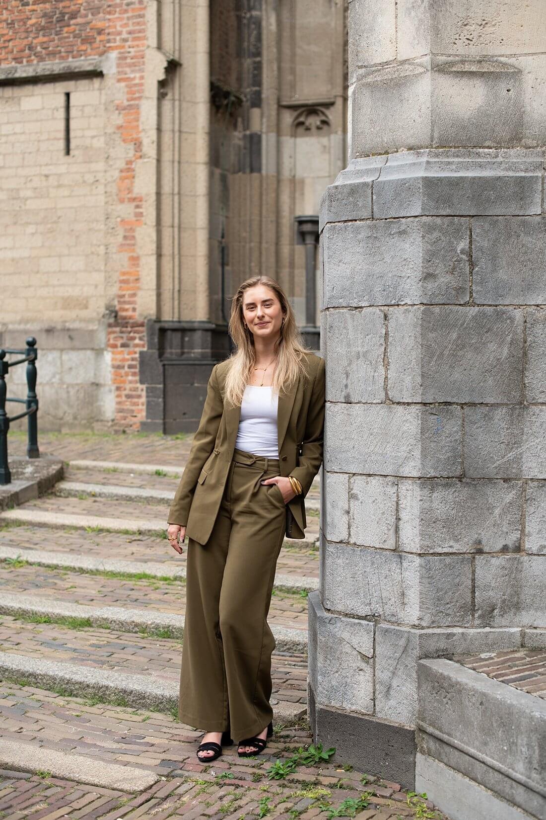 Vrouwelijke ondernemer met groen blazer in Nijmegen.