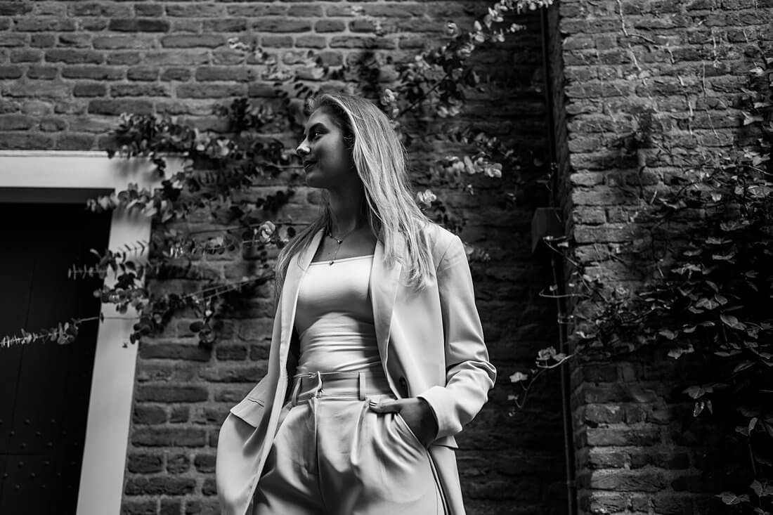 Zwart-wit foto met editorial look bij de Stevenskerk.