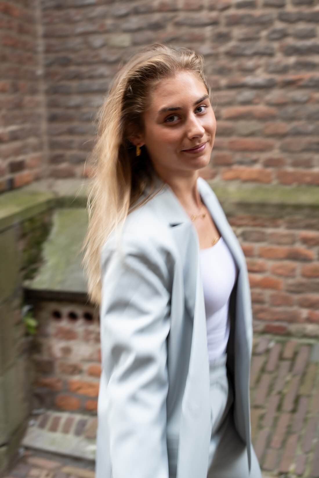 Bewegend beeld waarin Sarah de camera in kijkt en voorbij loopt