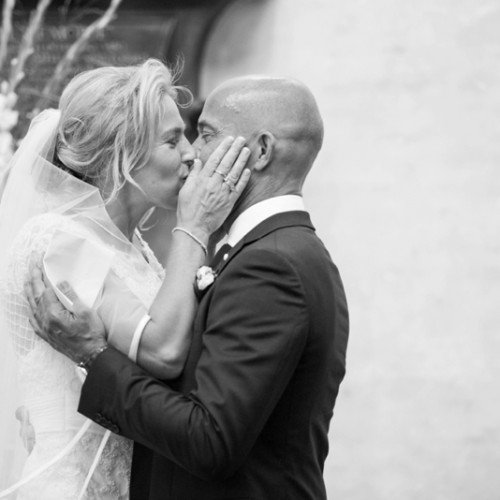 De kus foto door bruiloft fotograaf in Breda