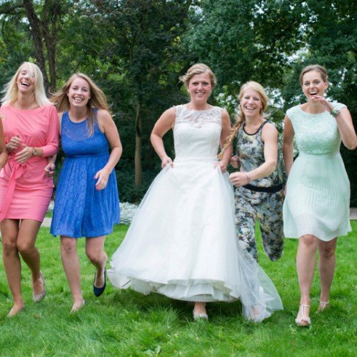 Groepsfoto met de bruid en al haar vriendinnen