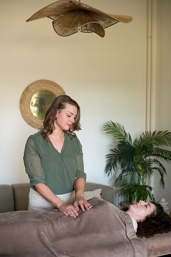 Personal branding foto van holistisch psycholoog tijdens behandelsessie met cliënt in praktijk in Breda, gefotografeerd door Blik en Bloos Fotografie