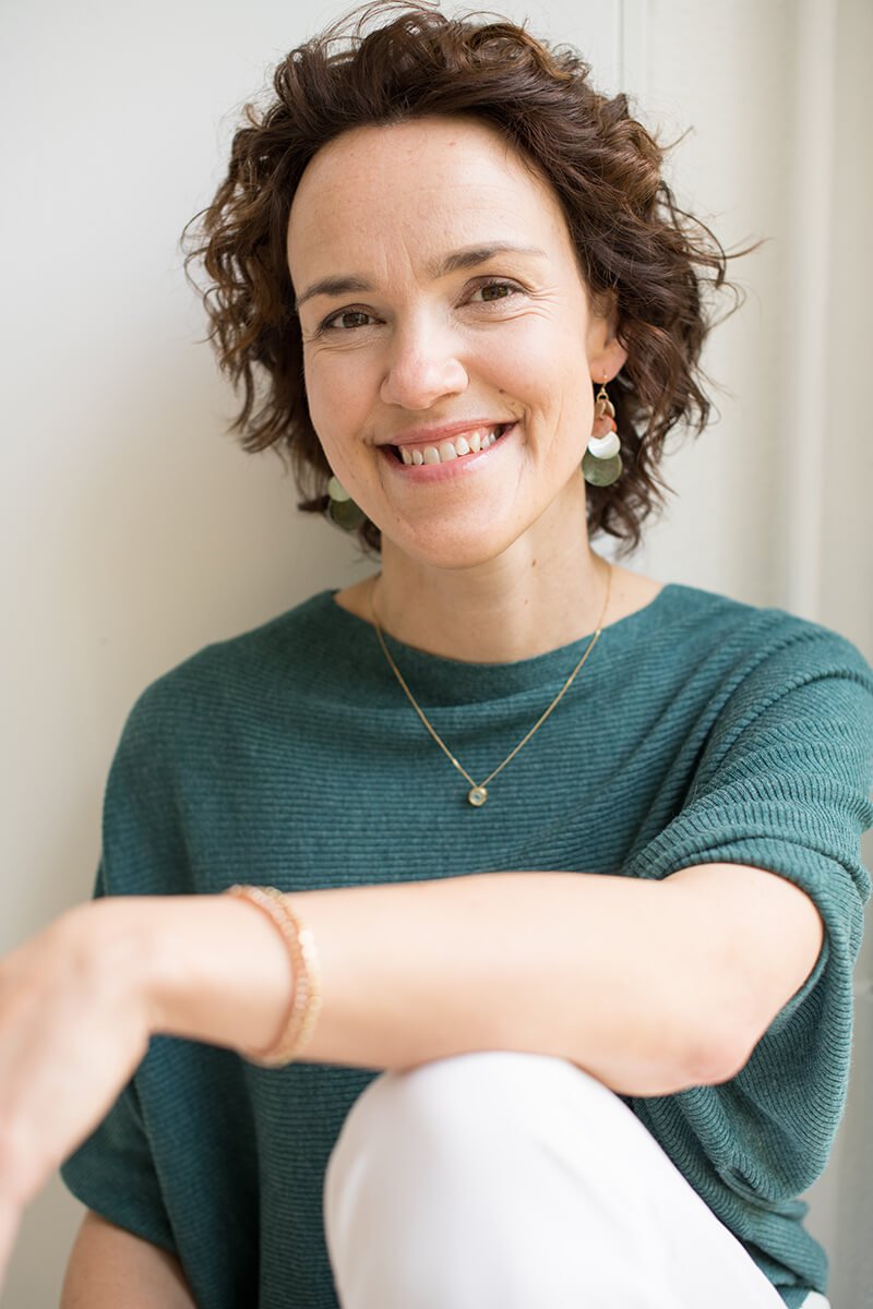 Zakelijk portret met een zachte uitstraling: personal branding fotografie in Brabant voor een vrouwelijke ondernemer.