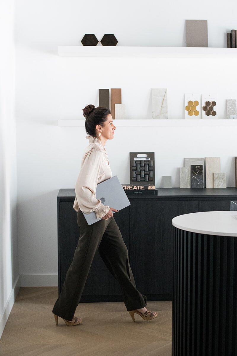 Dynamische personal branding fotografie in Breda: een ondernemer in haar ontwerpstudio, vastgelegd in actie door een branding fotograaf.