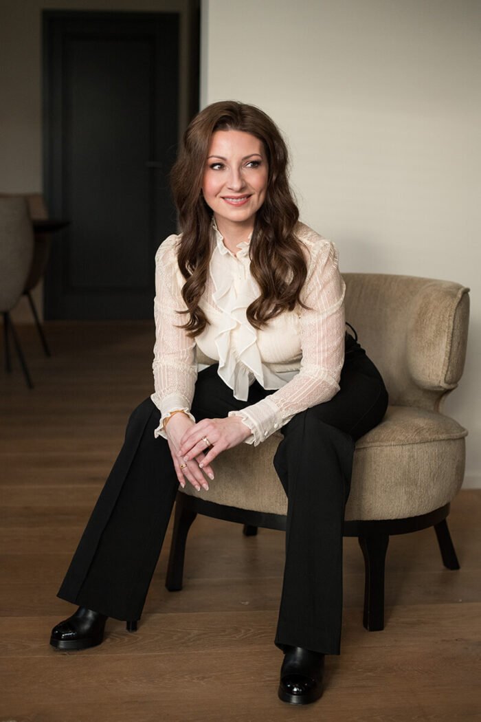 Stoer en vrouwelijk portret van een fashion onderneemster, branding shoot Roosendaal.