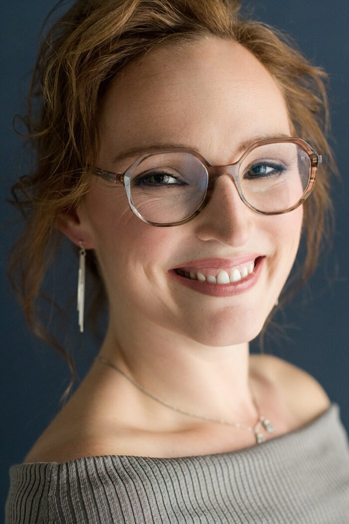 Spontaan close-up portret van een lachende dame met bril, branding fotografie Brabant.