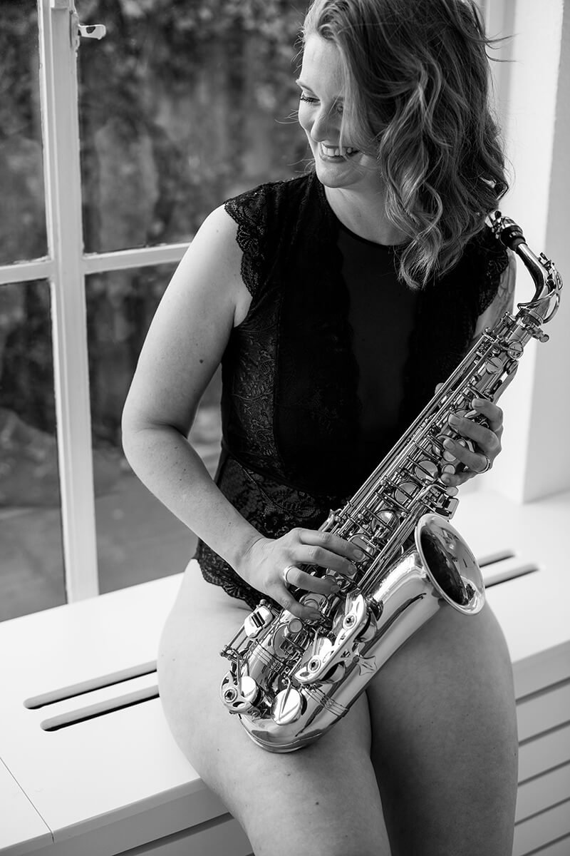 Vrouw saxofoon raam boudoir Breda