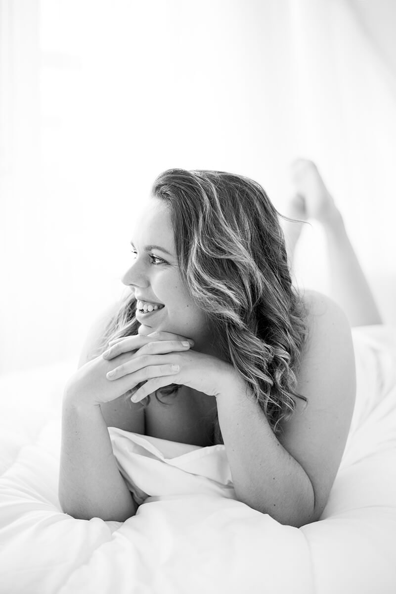 Boudoir fotografie Breda voor vrouwen die zichzelf willen herontdekken in een zachte en intieme setting met natuurlijke uitstraling
