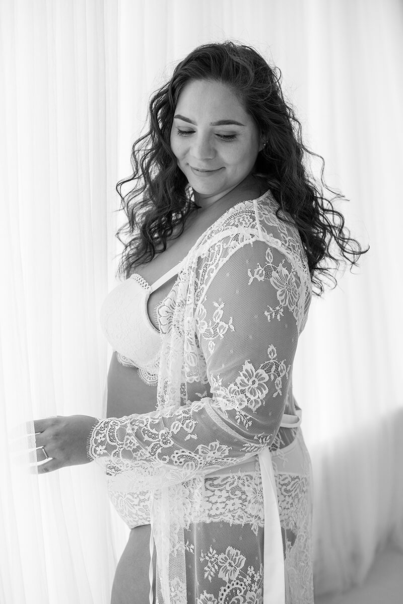Boudoir fotografie Breda voor vrouwen die zichzelf willen herontdekken in een zachte en intieme setting met een natuurlijke en elegante uitstraling