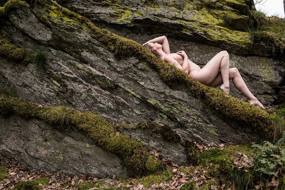 Boudoir fotografie Breda van vrouw liggend in natuur met sensuele en ontspannen uitstraling